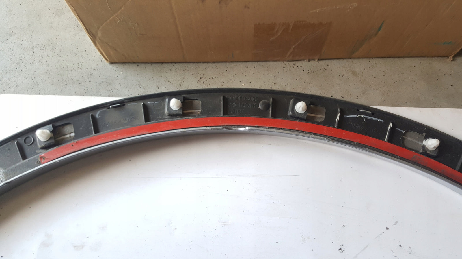 Listwa błotnika prawy przód AUDI Q3 8U0853718A demontaż