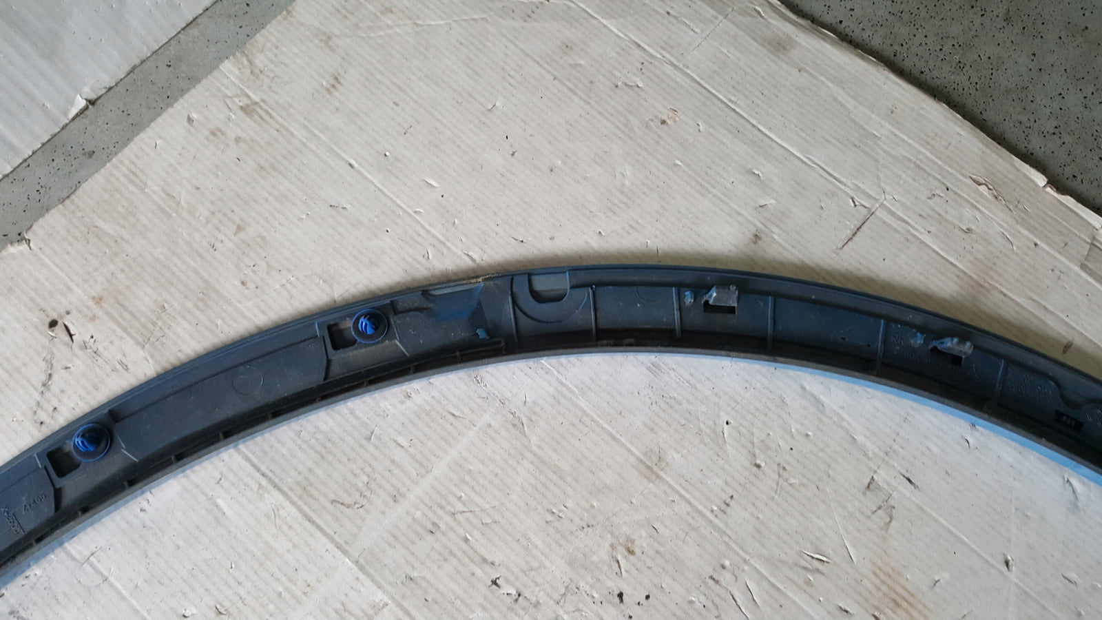 Listwa błotnika prawy tył AUDI Q5 80A853818B demontaż