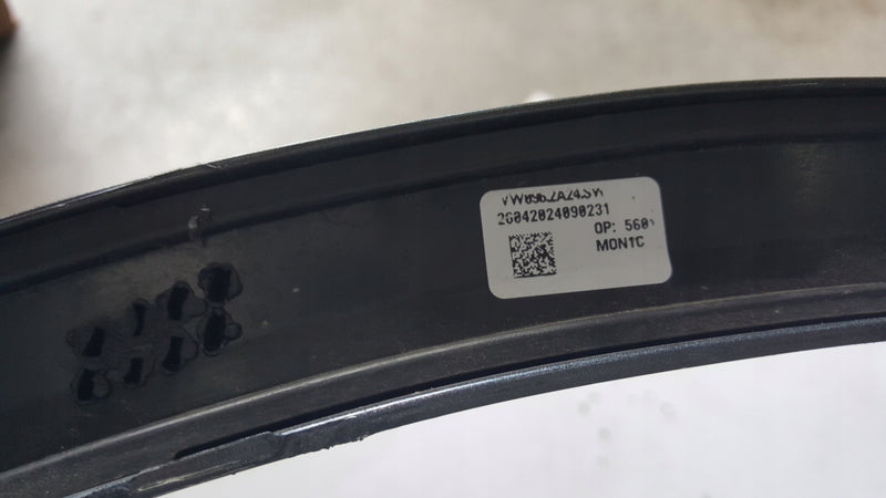 Listwa błotnika prawy przód VW TOUAREG 3 760853718A demontaż