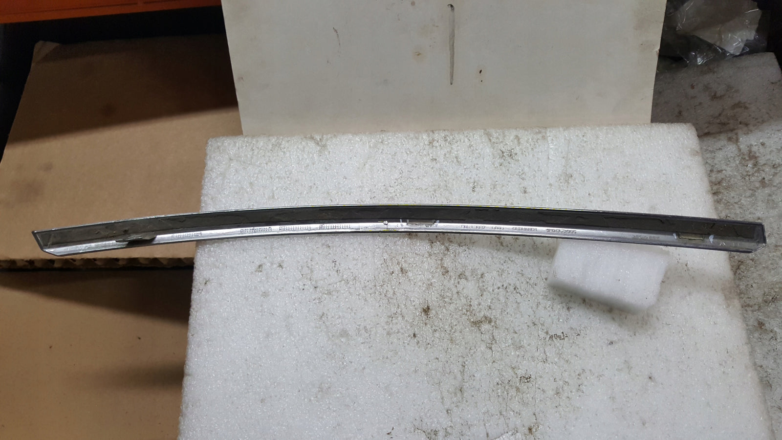 AUDI A6 C6 LIFT 08- OZDOBNA LISTWA CHROM ZDERZAKA PRZÓD LEWA 4F0853065