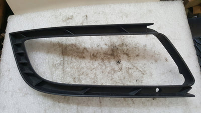 Ramka halogenu lewy przód SKODA SUPERB 3T0807681