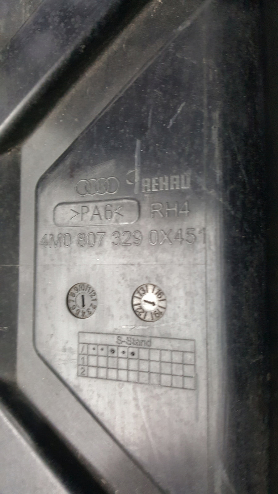 AUDI Q7 4M ŚLIZG ZDERZAKA ŚRODKOWY TYŁ TYLNY MOCOWANIE UCHWYT 4M0807329