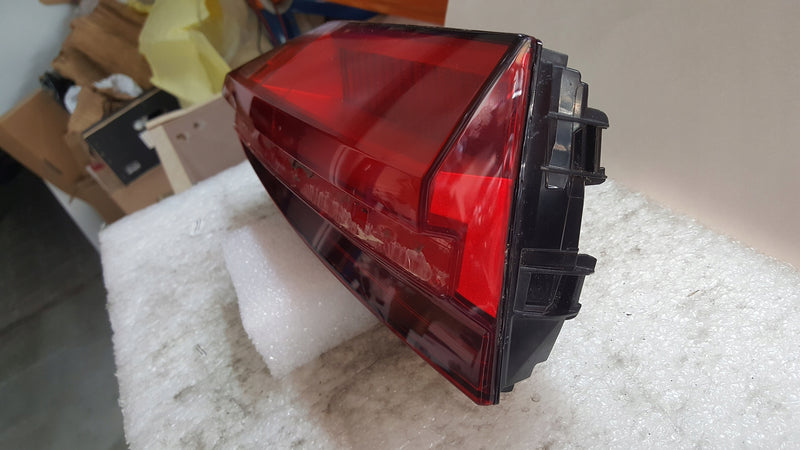 Tylna lewa lampa LED w klapę AUDI A6 C8 sedan 4K5945075 demontaż