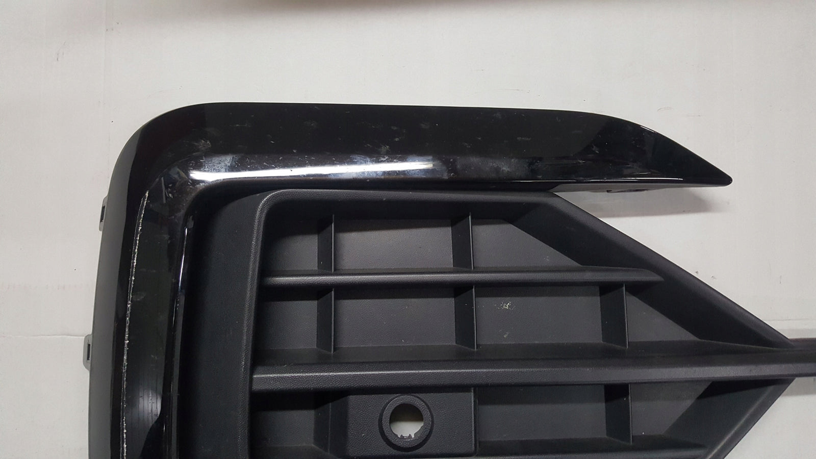 Kratka zderzaka prawy przód VW TOUAREG III 760853666F 760853664A demontaż
