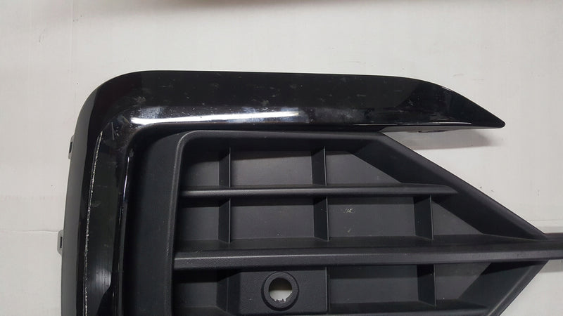 Kratka zderzaka prawy przód VW TOUAREG III 760853666F 760853664A demontaż