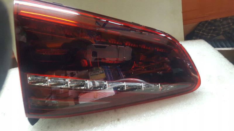 Lewa tylna lampa LED w klapę VW Golf VII 5G0945307D demontaż