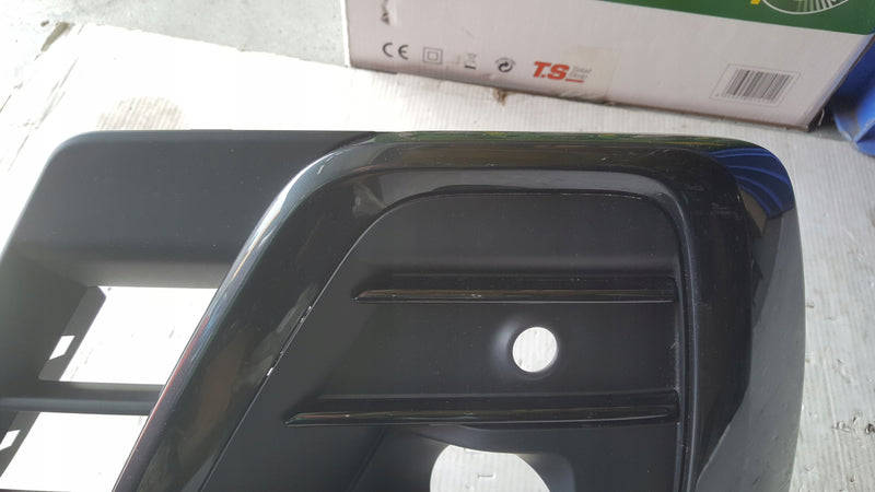 Kratka zderzaka przedniego lewa strona AUDI A8 (D5) 4N0807681 demontaż