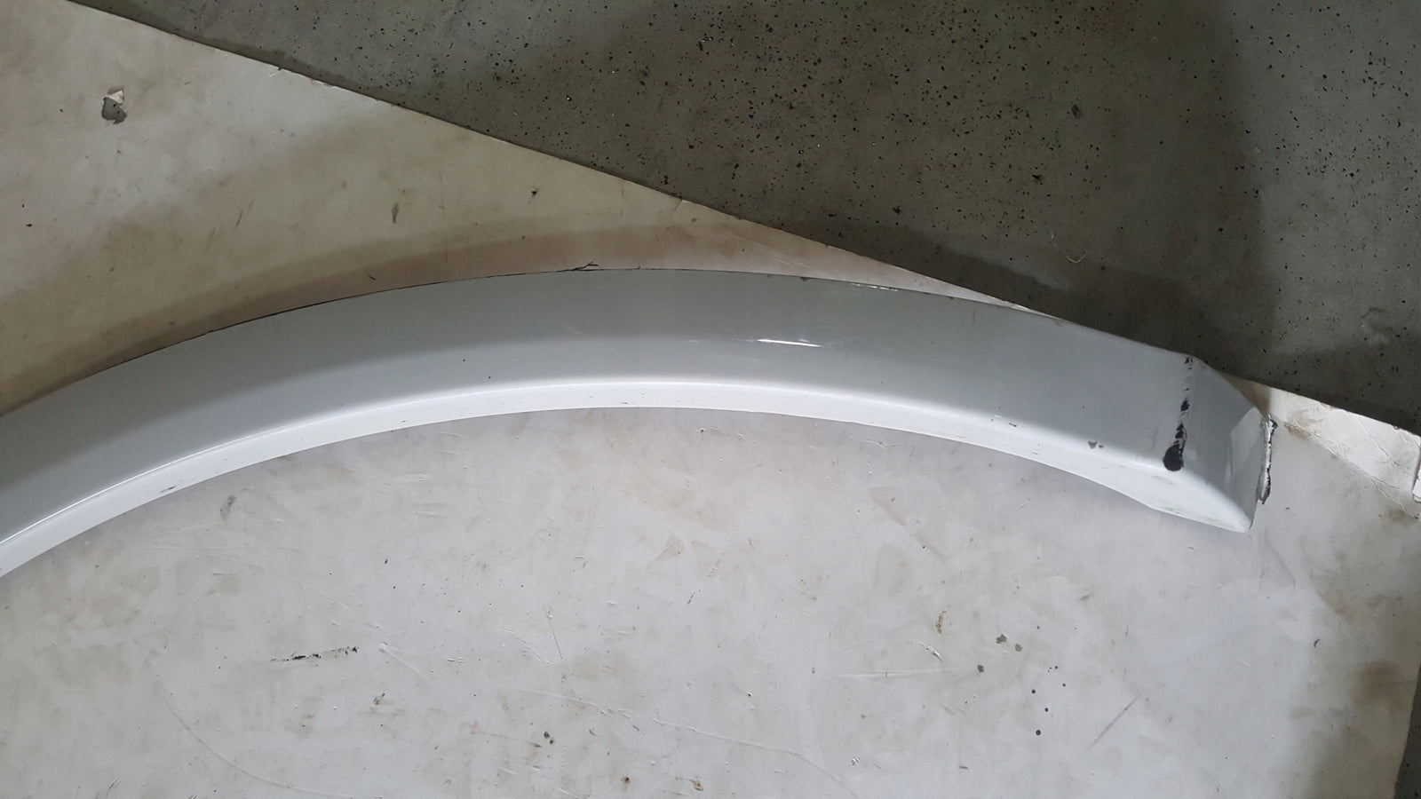 Listwa błotnika przedniego prawa strona AUDI Q5 80A853718F demontaż