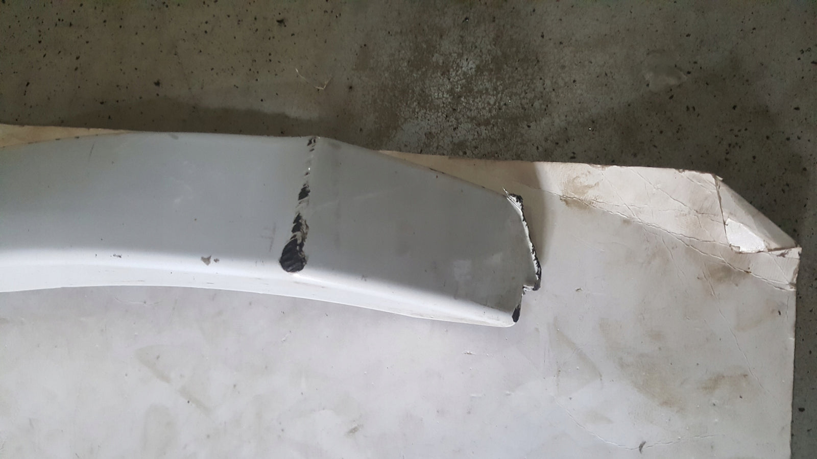 Listwa błotnika przedniego prawa strona AUDI Q5 80A853718F demontaż