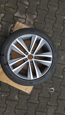 Felga alu VW Sharan 7.5x18 5x112 ET35 z oponą Pirelli 225/45 R18 95W lato