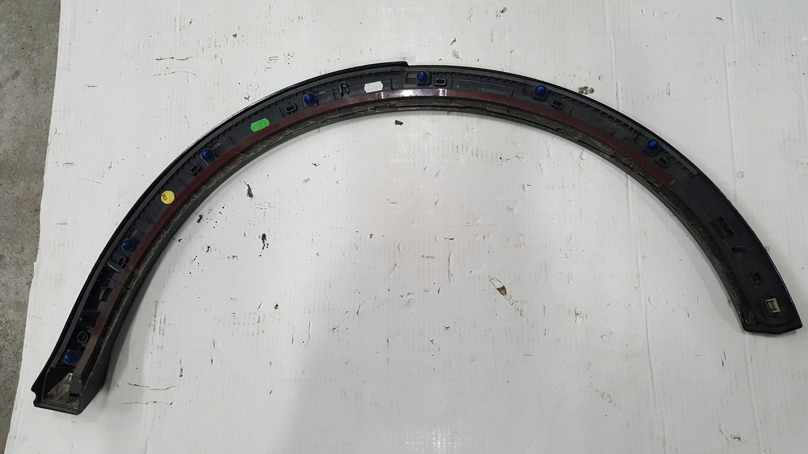 Listwa błotnika prawy tył AUDI Q2 81A853818A