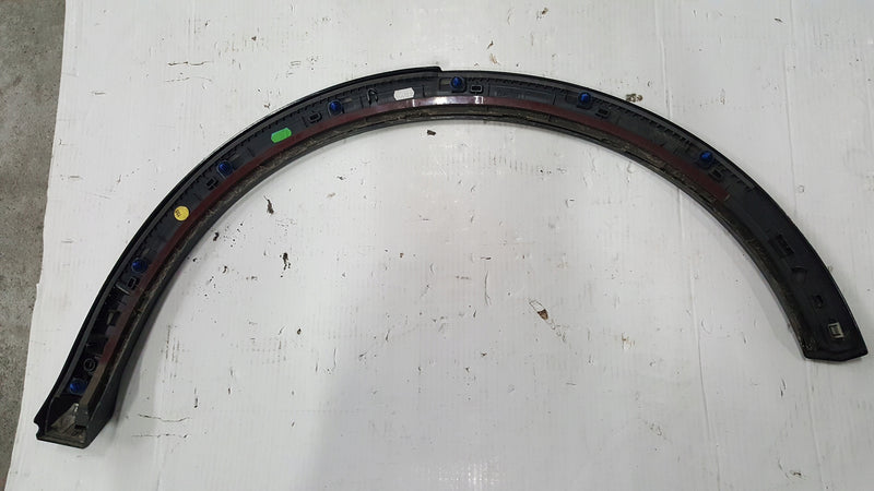 Listwa błotnika prawy tył AUDI Q2 81A853818A