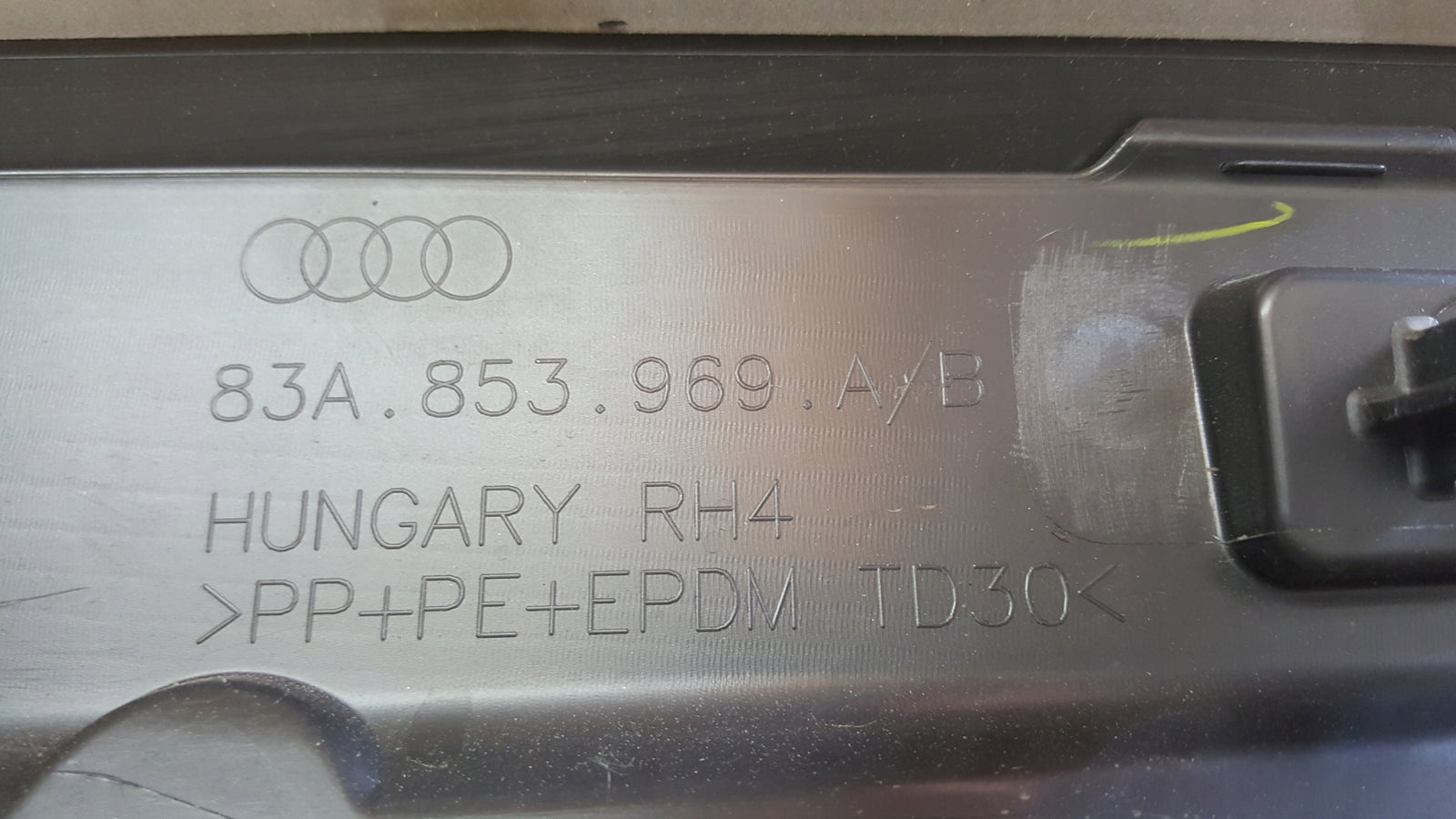 Listwa drzwi lewy tył AUDI Q3 II 83A853969A/B