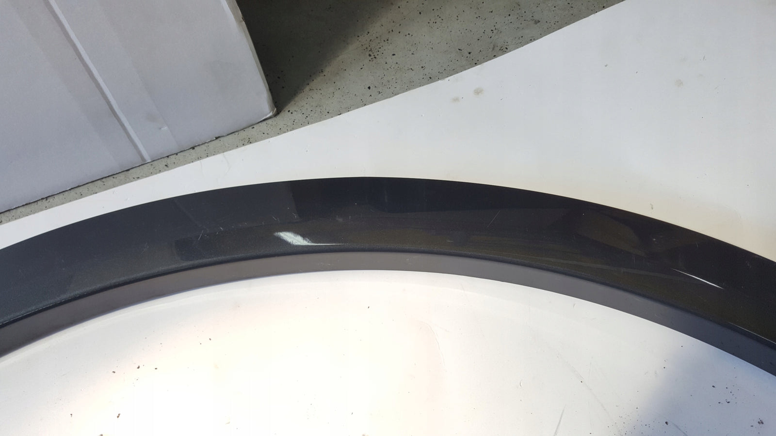 Listwa błotnika prawy tył AUDI Q5 80A853818A demontaż