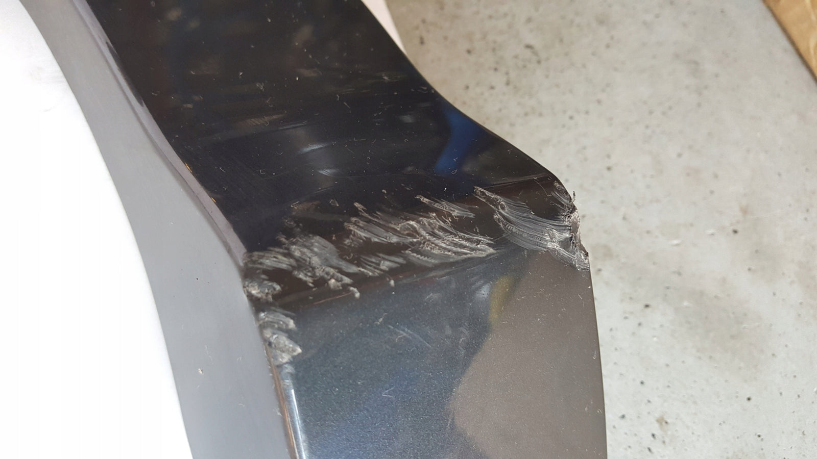 Listwa błotnika prawy tył AUDI Q5 III 8MA853818A demontaż