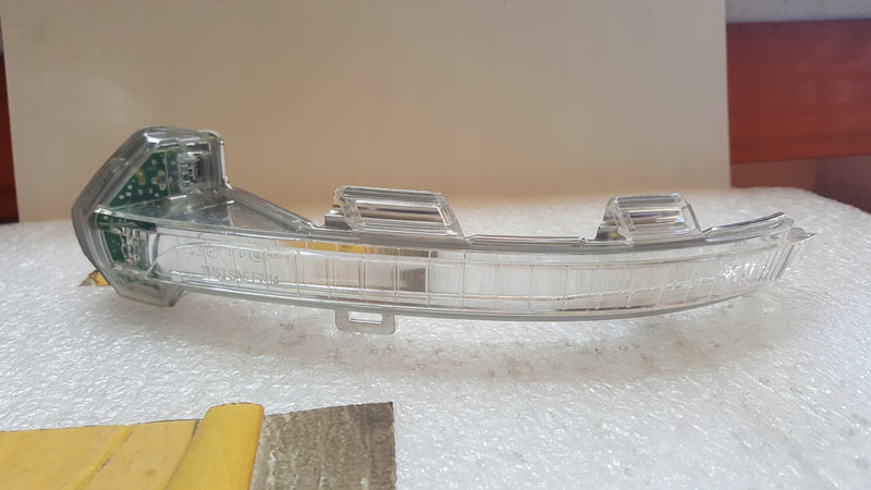 Lewy kierunkowskaz lusterka VW 3G0949101 demontaż