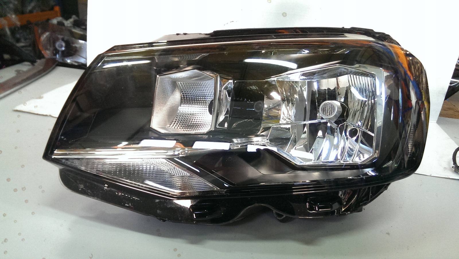 LE reflektor Vw T6 7E1941015AD 2017r demontaż