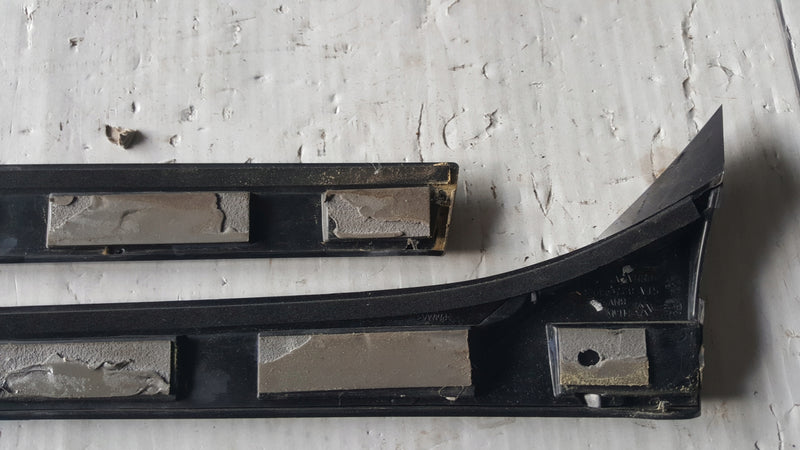 Listwy klapy bagażnika lewa + prawa strona VW TOURAN 5TA827939 5TA827940