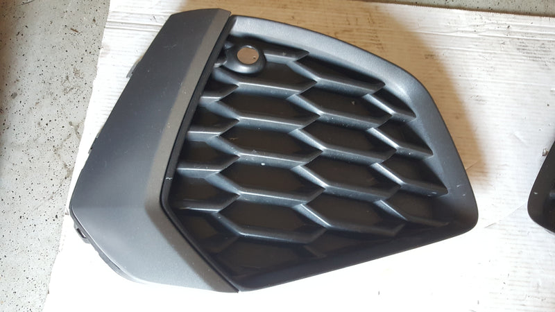 Kratki zderzaka przedniego AUDI A3 8Y0807681B/682B