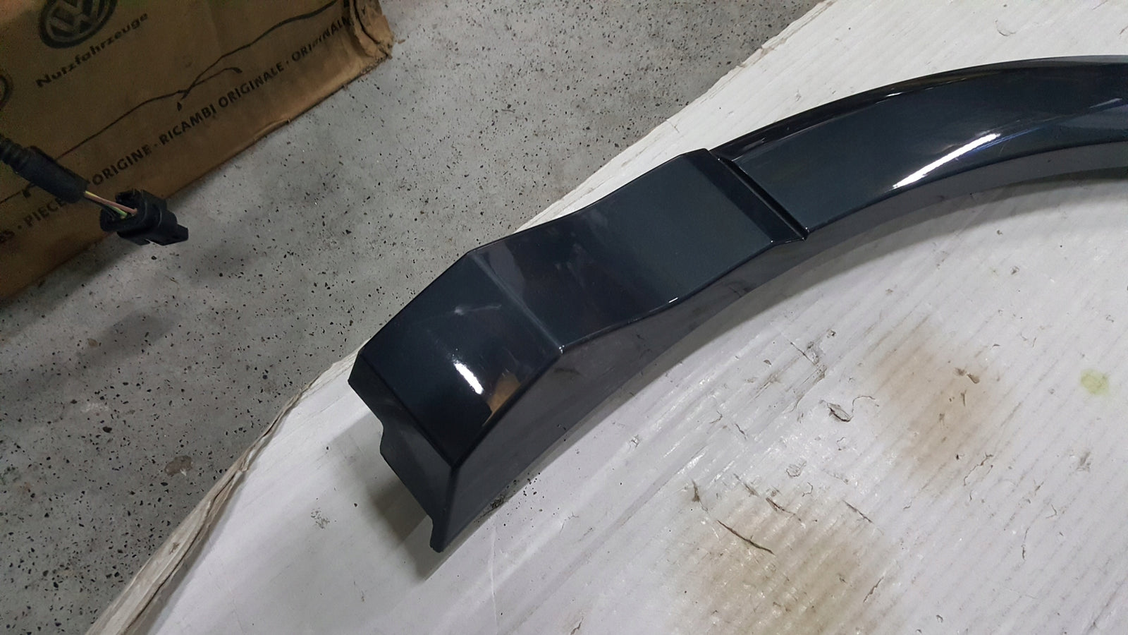 Listwa błotnika prawy tył AUDI Q4 e-tron 89A853817C demontaż