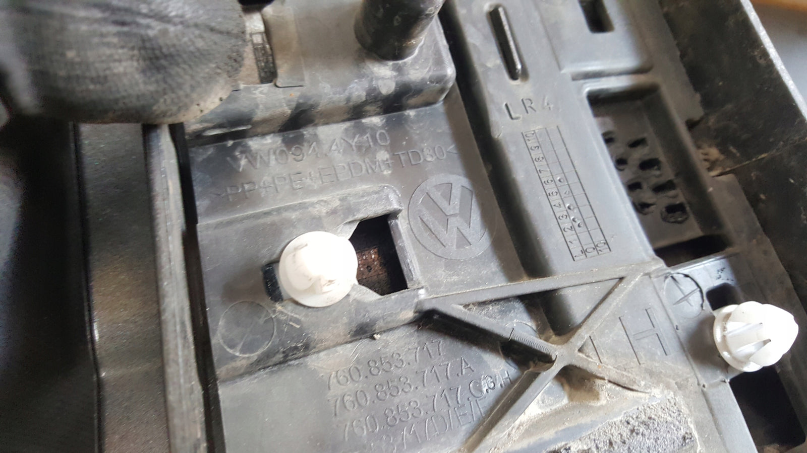 Listwa błotnika lewy przód VW TOUAREG 3 760853717 demontaż