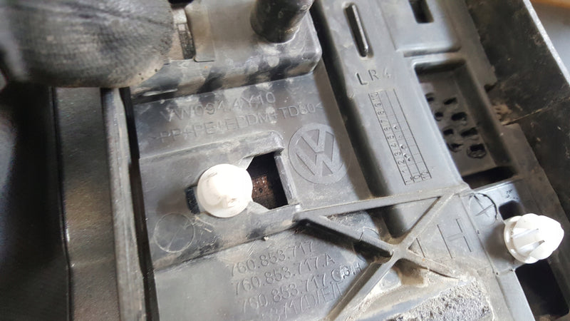 Listwa błotnika lewy przód VW TOUAREG 3 760853717 demontaż