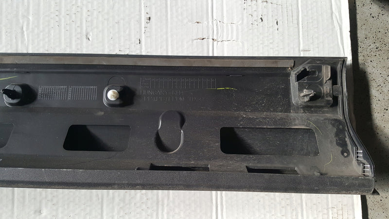 Listwa drzwi prawy przód AUDI Q3 II 83A853960A/B