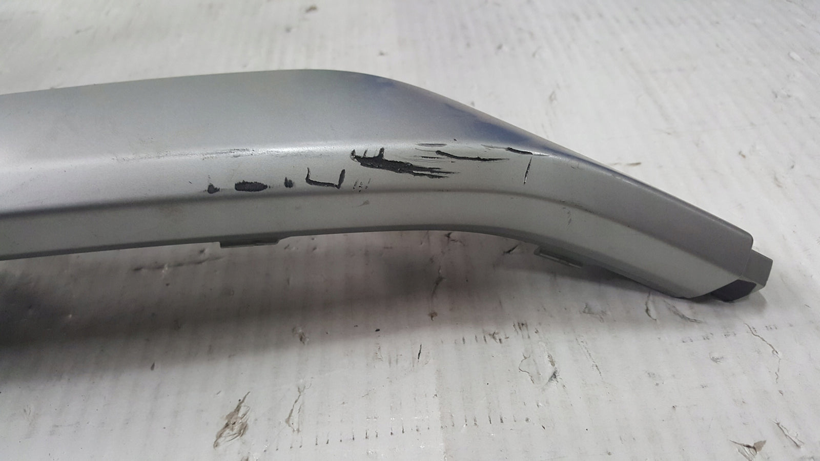 Listwa zderzaka tylnego lewa strona AUDI Q3 83F807967 demontaż