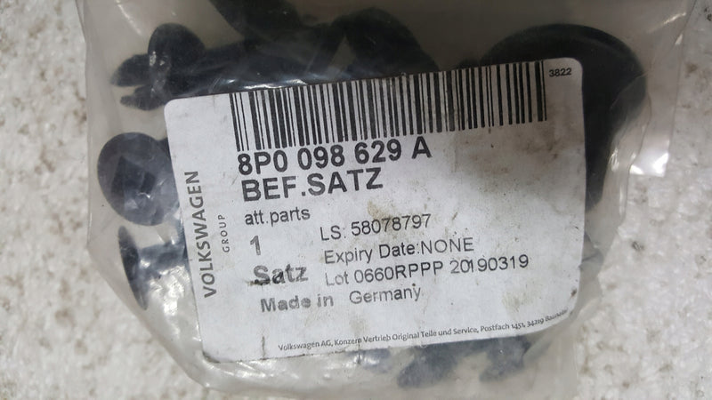 Audi OE 8P0098629A zestaw mocowań nadkola klipsy