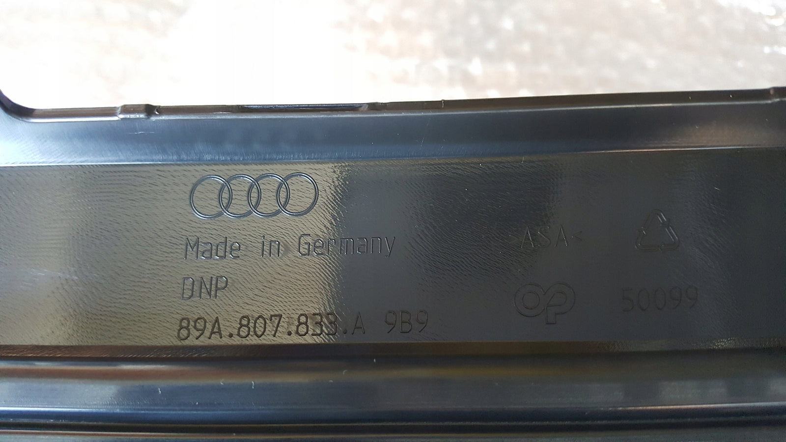 NOWA ORYGINALNA listwa kratka zderzaka tylnego AUDI Q4 e-tron 89A807833A