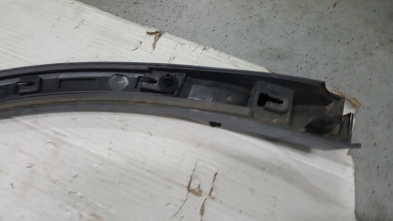 Listwa błotnika prawy tył AUDI Q4 e-tron 89A853817C demontaż