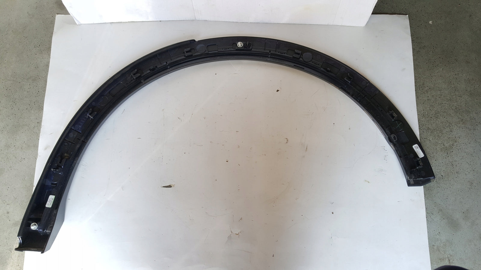 Listwa błotnika prawy tył AUDI Q5 III 8MA853818A demontaż