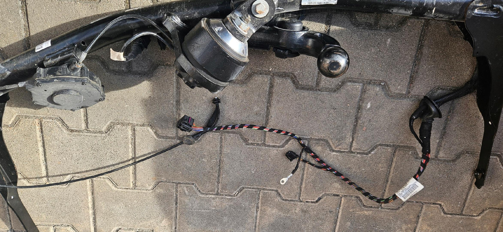 8U0803880D Hak holowniczy AUDI Q3 + wiązka 8U0971541B IDEAŁ! 2019r demontaż