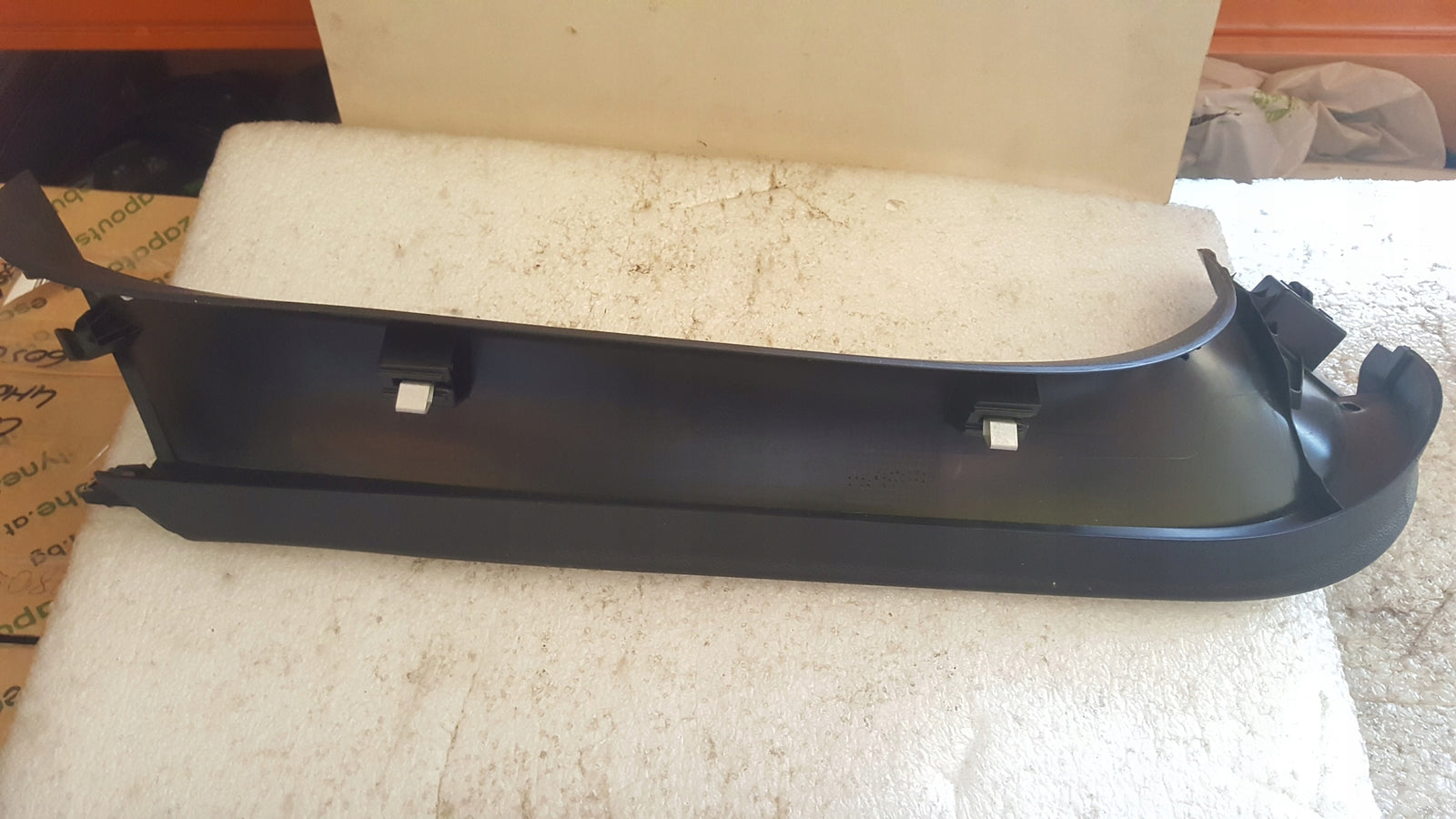 760867604A VW TOUAREG III OSŁONA TAPICERKA KLAPY