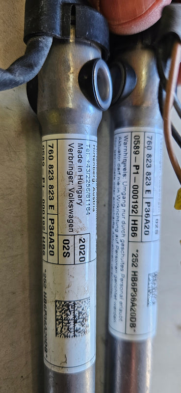 2 NABOJE zawiasów maski Volkswagen Touareg III 760823823E demontaż