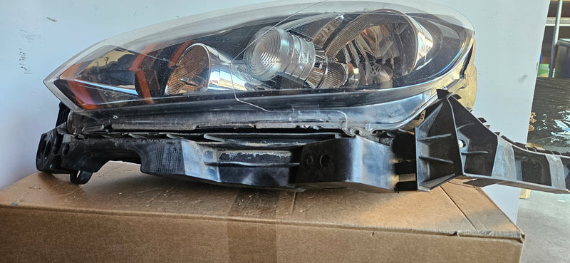 Le reflektor wraz z platformą mocującą Vw Golf 6 5K1941005P 2014r IDEAŁ