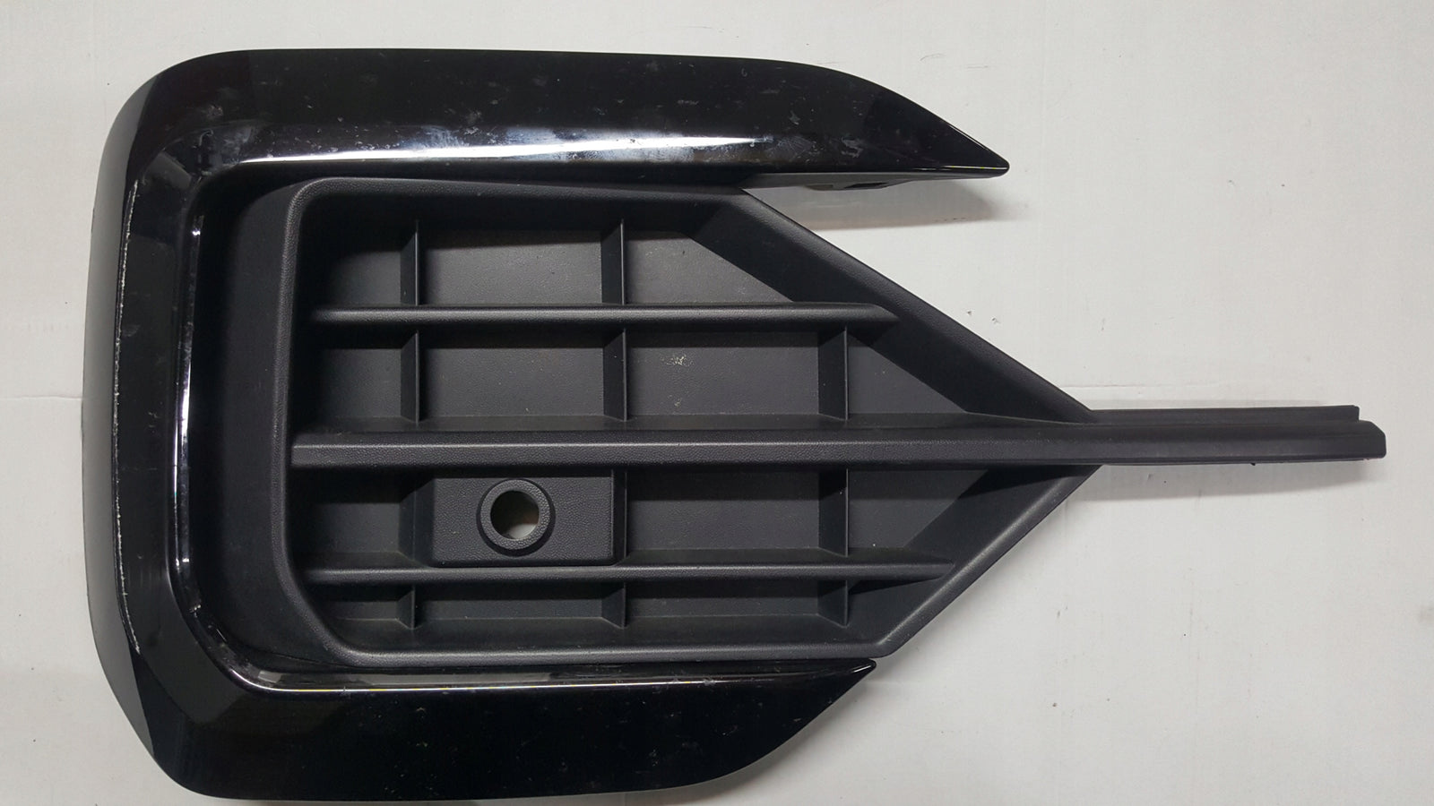 Kratka zderzaka prawy przód VW TOUAREG III 760853666F 760853664A demontaż