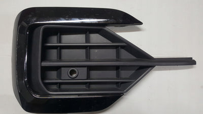 Kratka zderzaka prawy przód VW TOUAREG III 760853666F 760853664A demontaż