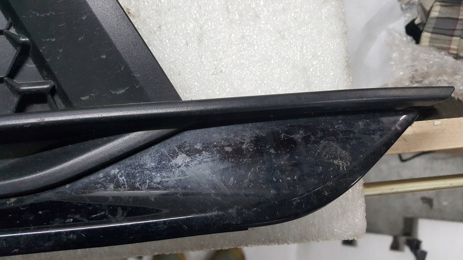 Kratka zderzaka przedniego prawa strona AUDI A1 82A807682E demontaż