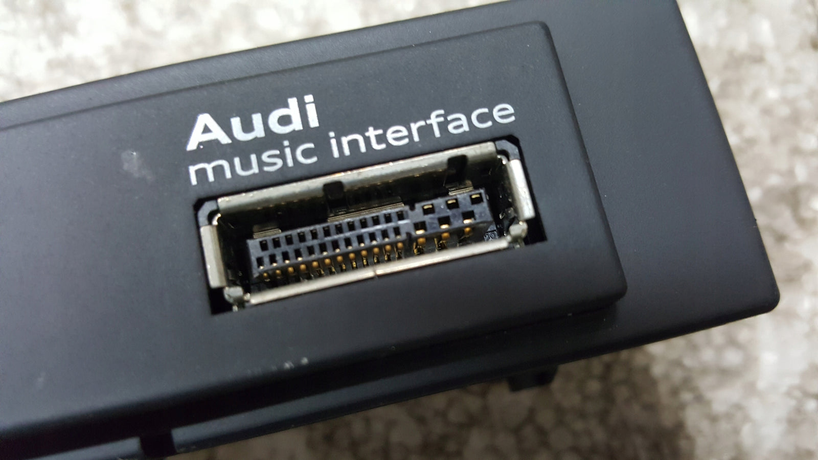 Złącze music interface AUDI A3 8V0035736 demontaż