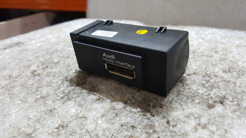 Złącze music interface AUDI A3 8V0035736 demontaż