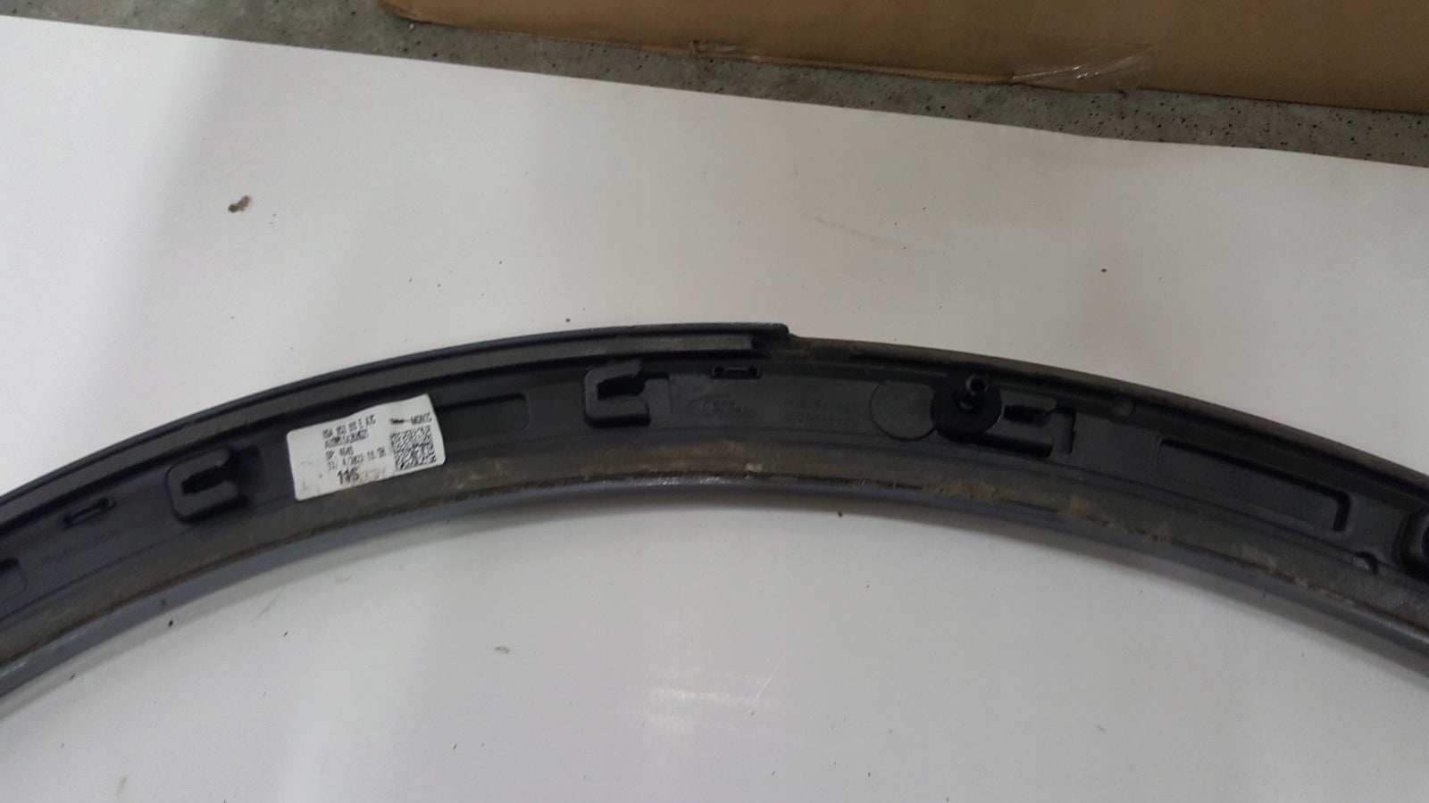 Listwa błotnika prawy tył AUDI Q4 E-TRON 89A853818E demontaż
