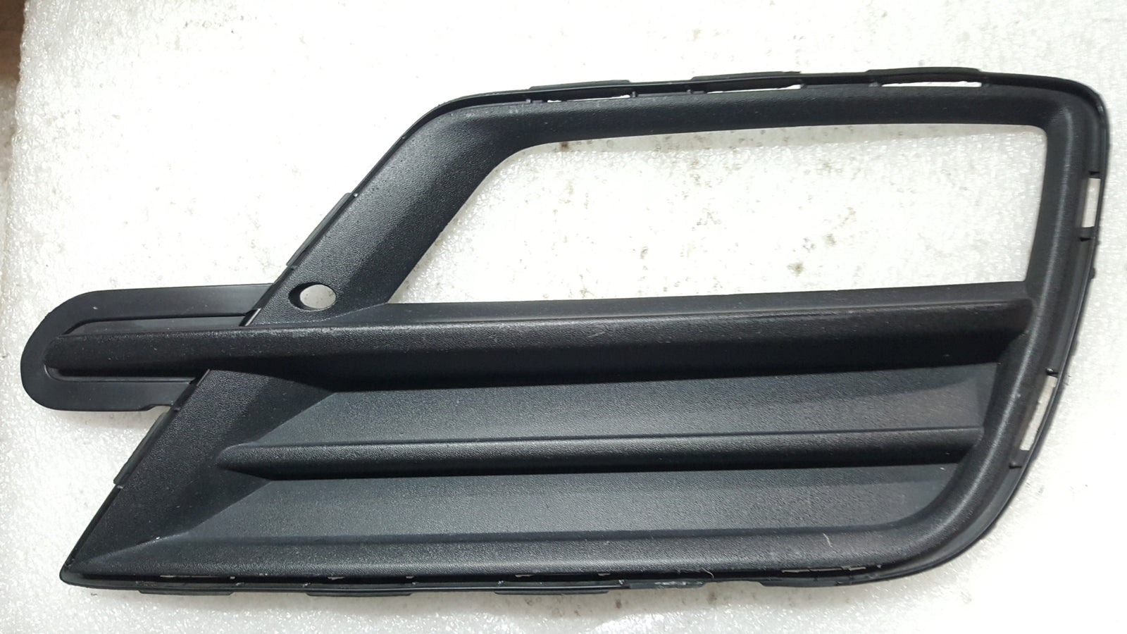 Kratka zderzaka prawy przód VW CADDY 2K5853666C demontaż