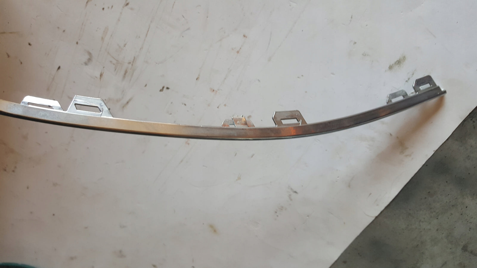 Listwa chrom zderzaka prawy tył VW PASSAT (B8) 3G0853842 demontaż