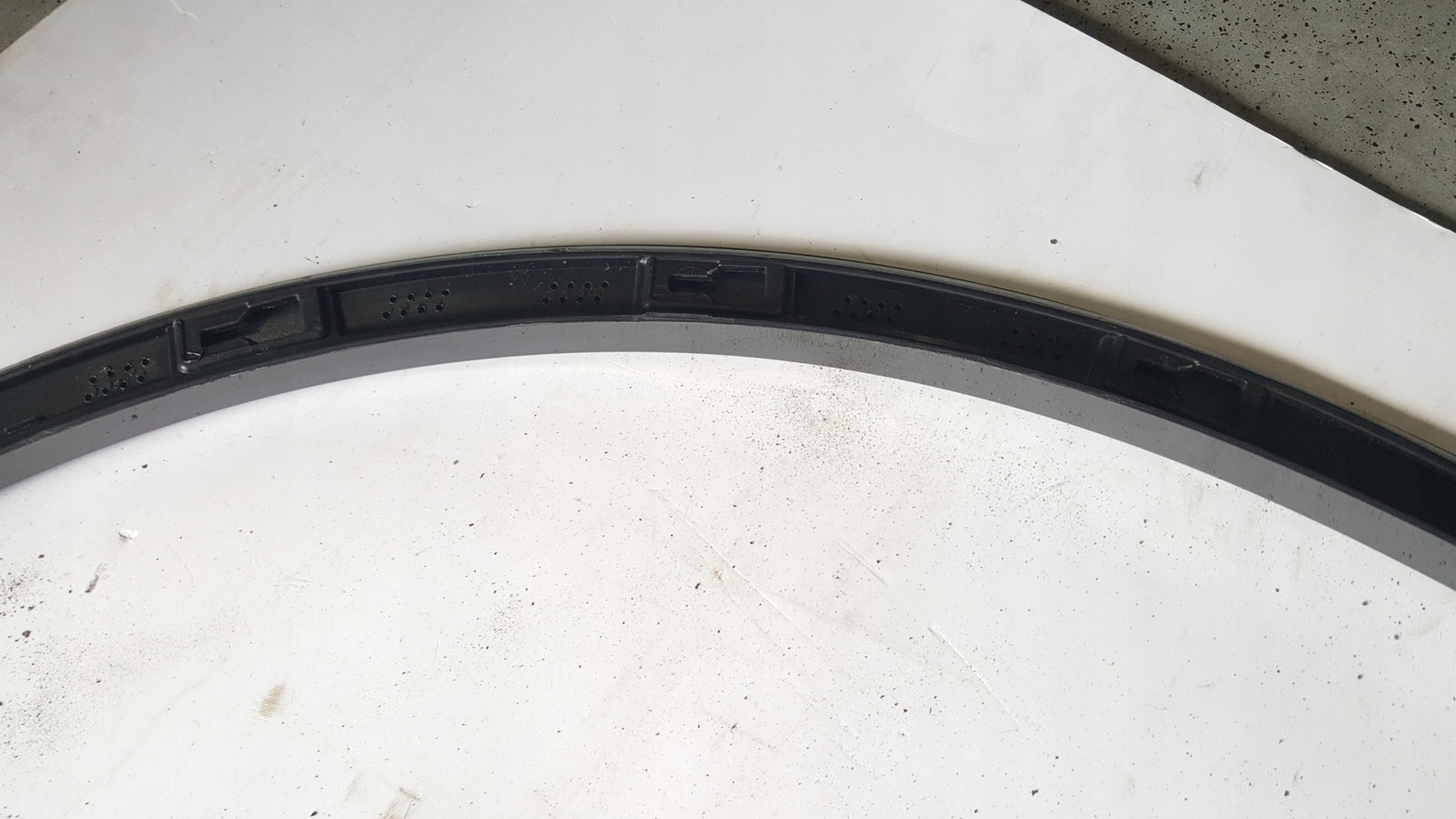 Listwa błotnika prawy przód VW TOUAREG 3 760853718A demontaż