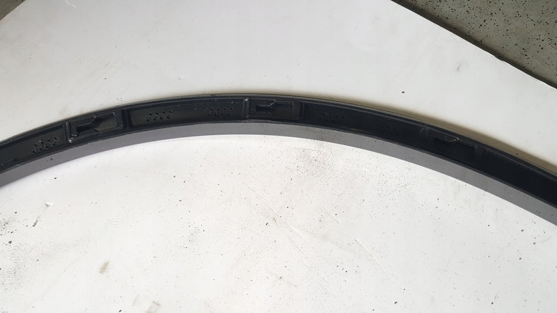Listwa błotnika prawy przód VW TOUAREG 3 760853718A demontaż