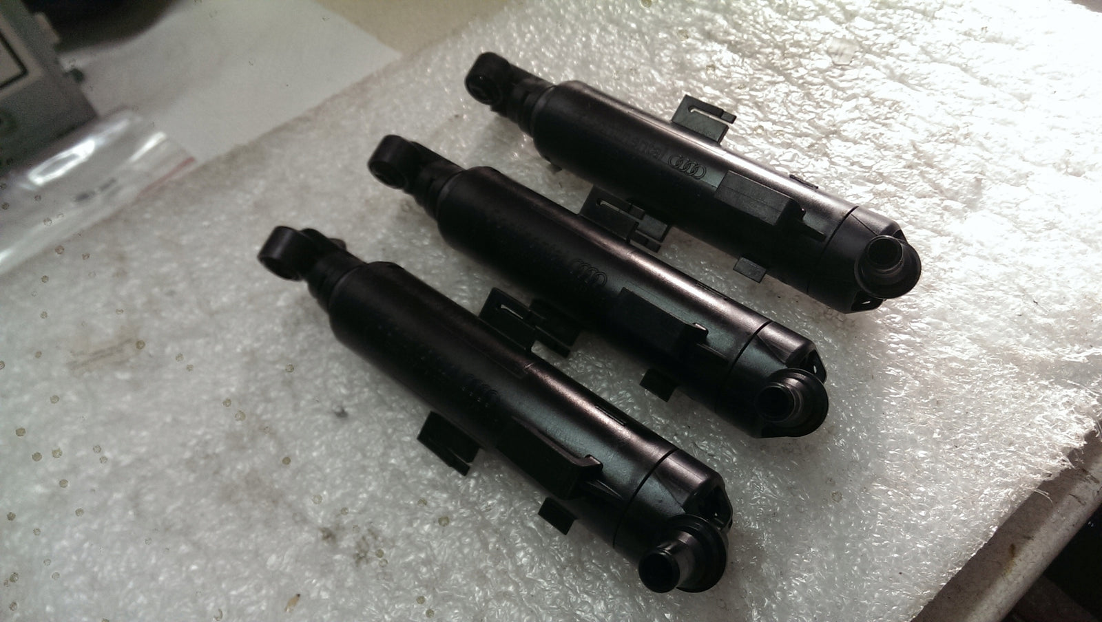 Lewy spryskiwacz reflektora AUDI A8 4H0955101B