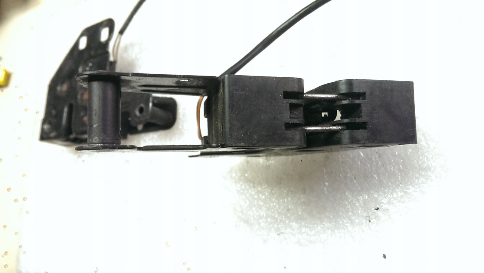 Zamek maski AUDI A6 C6 4F0823509A demontaż