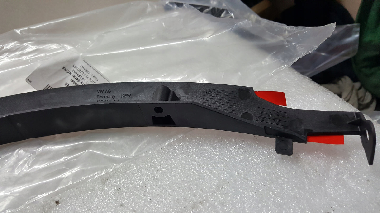 NOWY ORYGINALNY uchwyt nadkola lewy tył VW SKODA SEAT 12E810429