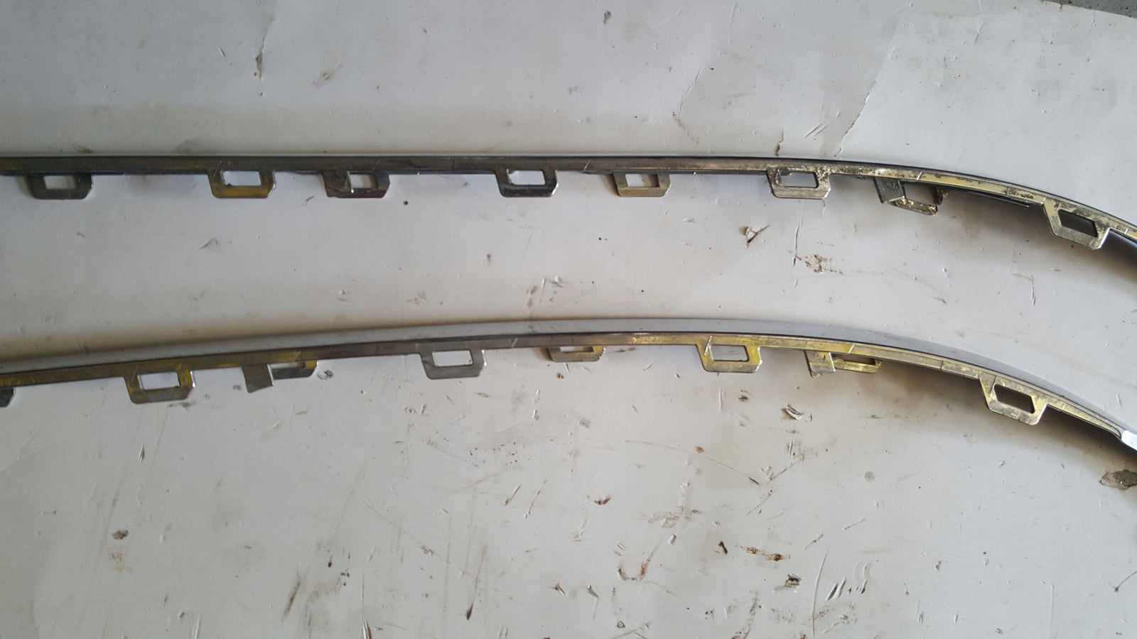 Listwa chrom zderzaka lewy tył VW PASSAT (B8) 3G0853841 demontaż